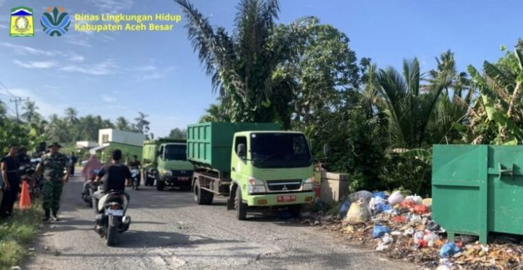 Petugas DLH Kabupaten Aceh Besar bersama unsur Muspika Kecamatan Montasik menggelar aksi gotong royong membersihkan tumpukan sampah di Gampong Piyeung Kecamatan Montasik Sabtu 1872026 FOTO DLH ACEH BESAR KETIKKABARcom Petugas DLH Kabupaten Aceh Besar bersama unsur Muspika Kecamatan Montasik menggelar aksi gotong royong membersihkan tumpukan sampah di Gampong Piyeung Kecamatan Montasik Sabtu 1872026 FOTO DLH ACEH BESAR