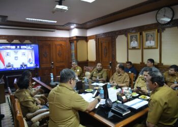 Wakil Gubernur Aceh, Fadhlullah mengikuti rapat koordinasi nasional percepatan pembangunan hunian tetap (huntap) bagi masyarakat terdampak bencana banjir dan longsor secara virtual dari Kantor Gubernur Aceh, Selasa (21/7/2026).