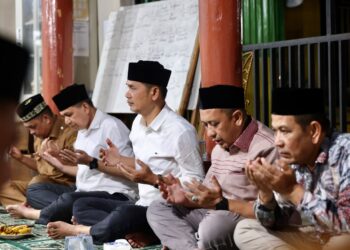 Sekretaris Daerah (Sekda) Aceh, M. Nasir, melayat sekaligus menyampaikan ucapan bela sungkawa atas wafatnya Hj. Nurasyiah binti Kasem, ibunda Pemimpin Redaksi Harian Serambi Indonesia, Zainal Arifin M. Nur. di Desa Masjid, Kampung Aree, Sigli, Kabupaten Pidie, pada Selasa malam (21/7/2026).