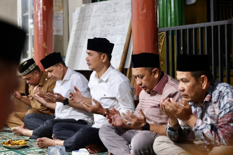 Sekretaris Daerah Sekda Aceh M Nasir melayat sekaligus menyampaikan ucapan bela sungkawa atas wafatnya Hj Nurasyiah binti Kasem ibunda Pemimpin Redaksi Harian Serambi Indonesia Zainal Arifin M Nur di Desa Masjid Kampung Aree Sigli Kabupaten Pidie pada Selasa malam 2172026