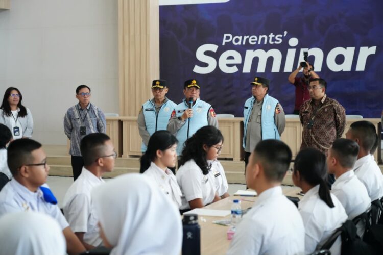 Wakapolri Komjen Pol Dedi Prasetyo meninjau langsung Kampus SMA Kemala Taruna Bhayangkara di Gunung Sindur Kabupaten Bogor Selasa 2172026 KETIKKABARcom Wakapolri Komjen Pol Dedi Prasetyo meninjau langsung Kampus SMA Kemala Taruna Bhayangkara di Gunung Sindur Kabupaten Bogor Selasa 2172026