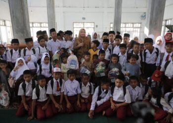 Ketua TP PKK Aceh, Marlina Muzakir yang akrab disapa Kak Na, melakukan kunjungan kerja di sekolah darurat, bertempat di Masjid Baitul Hamdi, Desa Pantan Nangka, Kecamatan Linge, Kabupaten Aceh Tengah, pada Rabu (22/7/2026).