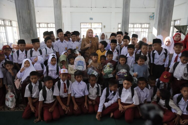 Ketua TP PKK Aceh Marlina Muzakir yang akrab disapa Kak Na melakukan kunjungan kerja di sekolah darurat bertempat di Masjid Baitul Hamdi Desa Pantan Nangka Kecamatan Linge Kabupaten Aceh Tengah pada Rabu 2272026 KETIKKABARcom Ketua TP PKK Aceh Marlina Muzakir yang akrab disapa Kak Na melakukan kunjungan kerja di sekolah darurat bertempat di Masjid Baitul Hamdi Desa Pantan Nangka Kecamatan Linge Kabupaten Aceh Tengah pada Rabu 2272026