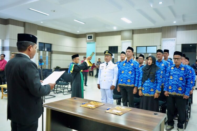 Sekretaris Daerah Kota Sabang Andri Nourman melantik 16 pejabat administrator dan pejabat pengawas di lingkungan Pemerintah Kota Sabang di Aula Pulau Weh Kantor Wali Kota Sabang Kamis 237