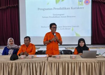 Kalaksa BPBD Aceh Besar, Ridwan Jamil SSos MSi, memberikan materi tentang SPAB kepada peserta MPLS di SMAN Modal Bangsa, Jalan Bandara Sultan Iskandar Muda, Gampong Cot Geundreut, Kecamatan Blang Bintang, Kabupaten Aceh Besar, Rabu (15/7/2026). FOTO/ DOK MC ACEH BESAR