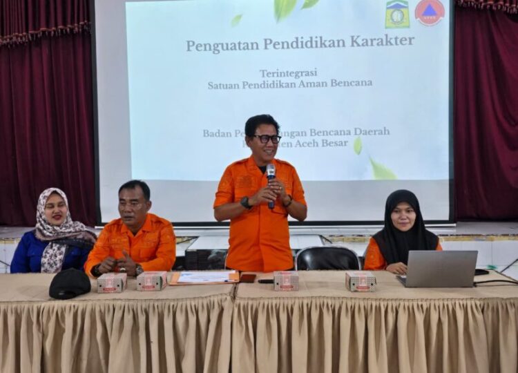 Kalaksa BPBD Aceh Besar Ridwan Jamil SSos MSi memberikan materi tentang SPAB kepada peserta MPLS di SMAN Modal Bangsa Jalan Bandara Sultan Iskandar Muda Gampong Cot Geundreut Kecamatan Blang Bintang Kabupaten Aceh Besar Rabu 1572026 FOTO DOK MC ACEH BESAR KETIKKABARcom Kalaksa BPBD Aceh Besar Ridwan Jamil SSos MSi memberikan materi tentang SPAB kepada peserta MPLS di SMAN Modal Bangsa Jalan Bandara Sultan Iskandar Muda Gampong Cot Geundreut Kecamatan Blang Bintang Kabupaten Aceh Besar Rabu 1572026 FOTO DOK MC ACEH BESAR