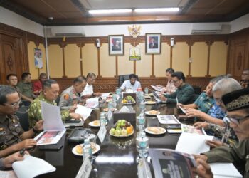 Gubernur Aceh, Muzakir Manaf, pimpin rapat Forkopimda di ruang rapat Gubernur Aceh, Kantor Gubernur Aceh, Banda Aceh, Kamis (23 Juli 2026).