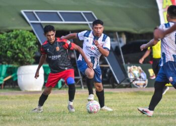 Pemain INMAZU FC (kiri) berusaha merebut bola dari Pemain SP5 FC dalam lanjutan Turnamen sepak bola Piala Pangdam IM Cup Tahun 2026, Kamis (23/7).