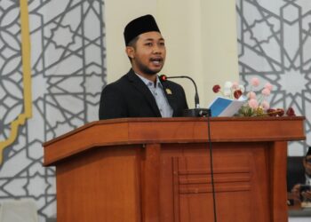 M. Zidan Al Hafidh, S.Ked., M.M., anggota Banggar dari Fraksi PAN saat membacakan pandangan dalam dalam rapat paripurna DPRK Banda Aceh dengan agenda penyampaian pendapat, usul, dan saran Banggar terhadap Rancangan Qanun (Raqan) tentang Laporan Keterangan Pertanggungjawaban (LKPJ) Wali Kota Banda Aceh, di Gedung DPRK Banda Aceh, Kamis (23/7/2026).