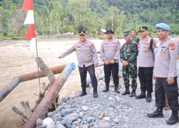 Mewakili Kapolda Aceh, Irwasda Polda Aceh Kombes Pol. Iskandar ZA, S.I.K., M.H., memimpin peninjauan langsung ke lokasi jembatan tali baja darurat di Desa Sikundo, Kecamatan Pante Ceureumen, Kabupaten Aceh Barat, pada Kamis (23/7/2026).