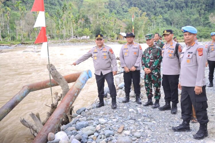 Mewakili Kapolda Aceh Irwasda Polda Aceh Kombes Pol Iskandar ZA SIK MH memimpin peninjauan langsung ke lokasi jembatan tali baja darurat di Desa Sikundo Kecamatan Pante Ceureumen Kabupaten Aceh Barat pada Kamis 2372026 KETIKKABARcom Mewakili Kapolda Aceh Irwasda Polda Aceh Kombes Pol Iskandar ZA SIK MH memimpin peninjauan langsung ke lokasi jembatan tali baja darurat di Desa Sikundo Kecamatan Pante Ceureumen Kabupaten Aceh Barat pada Kamis 2372026