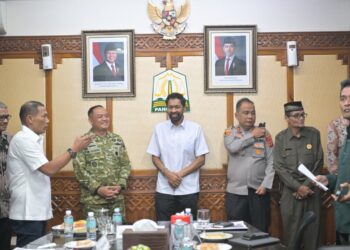 Gubernur Aceh, Muzakir Manaf (Mualem), bersama Forkopimda foto bersama usai Rapat Forum Koordinasi Pimpinan Daerah (Forkopimda) Aceh yang dipimpin langsung oleh Gubernur di Banda Aceh, Kamis (23/7/2026).