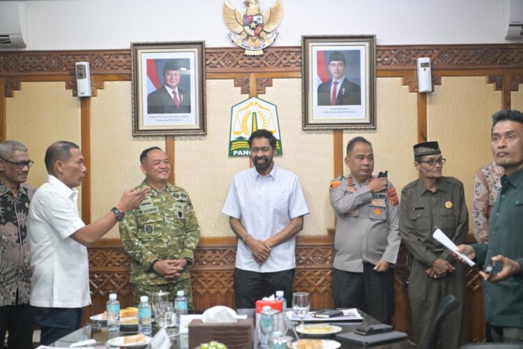 Gubernur Aceh Muzakir Manaf Mualem bersama Forkopimda foto bersama usai Rapat Forum Koordinasi Pimpinan Daerah Forkopimda Aceh yang dipimpin langsung oleh Gubernur di Banda Aceh Kamis 2372026 KETIKKABARcom Gubernur Aceh Muzakir Manaf Mualem bersama Forkopimda foto bersama usai Rapat Forum Koordinasi Pimpinan Daerah Forkopimda Aceh yang dipimpin langsung oleh Gubernur di Banda Aceh Kamis 2372026