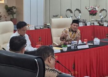 Wakil Gubernur Aceh, H. Fadhlullah, SE, didampingi Asisten I Setda Aceh Drs. Syakir, M.Si, serta Imam Besar Masjid Raya Baiturrahman Banda Aceh, Tgk. H. Muhammad Ali (Abu Paya Pasi), melakukan pertemuan strategis dengan Menko Kumham Imipas RI, Yusril Ihza Mahendra, di Jakarta (24/7/2026).