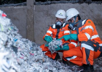 PT Solusi Bangun Indonesia Tbk (SBI/SMCB) manfaatkan limbah industri dan sampah sebagai bahan bakar serta bahan baku alternatif dalam proses produksi semen lewat unit pengelolaan limbah Nathabumi.
