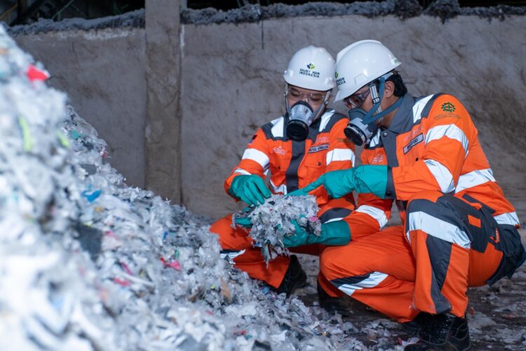 PT Solusi Bangun Indonesia Tbk SBISMCB manfaatkan limbah industri dan sampah sebagai bahan bakar serta bahan baku alternatif dalam proses produksi semen lewat unit pengelolaan limbah Nathabumi KETIKKABARcom PT Solusi Bangun Indonesia Tbk SBISMCB manfaatkan limbah industri dan sampah sebagai bahan bakar serta bahan baku alternatif dalam proses produksi semen lewat unit pengelolaan limbah Nathabumi