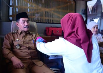 Wakil Bupati Aceh Besar Drs Syukri A Jalil melakukan donor darah pada puncak Peringatan Hari Anak Nasional ke 42 & HARGANAS KE-33, di Kantor Bupati, Kota Jantho, Senin (27/07/2026). FOTO/MC ACEH BESAR