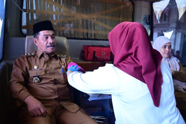 Wakil Bupati Aceh Besar Drs Syukri A Jalil melakukan donor darah pada puncak Peringatan Hari Anak Nasional ke 42 HARGANAS KE33 di Kantor Bupati Kota Jantho Senin 27072026 FOTOMC ACEH BESAR KETIKKABARcom Wakil Bupati Aceh Besar Drs Syukri A Jalil melakukan donor darah pada puncak Peringatan Hari Anak Nasional ke 42 HARGANAS KE 33 di Kantor Bupati Kota Jantho Senin 27072026 FOTOMC ACEH BESAR