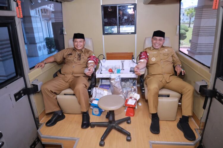 Bupati Aceh Besar H Muharram Idris Sekda Bahrul Jamil SSos MSi mendonorkan darahnya pada kegiatan donor darah yang digelar di Kantor Bupati Aceh Besar Senin 2772026 FOTO PROKOPIM PEMKAB ACEH BESAR KETIKKABARcom Bupati Aceh Besar H Muharram Idris Sekda Bahrul Jamil SSos MSi mendonorkan darahnya pada kegiatan donor darah yang digelar di Kantor Bupati Aceh Besar Senin 2772026 FOTO PROKOPIM PEMKAB ACEH BESAR