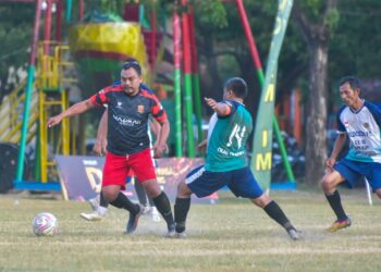 Pemain Inmazu FC, Maidin, mencoba melewati Pemain Buldozer FC, Busairi dalam lanjutan turnamen sepak bola Piala Pangdam IM Cup Tahun 2026, di Lapangan Blang Padang, Kecamatan Baiturrahman, Kota Banda Aceh, pada Senin, 27 Juli 2026.