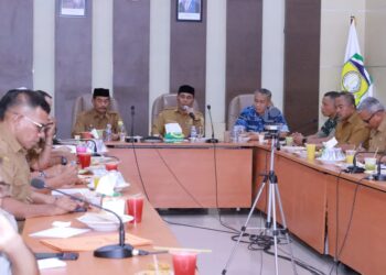 Bupati Aceh Besar H Muharram Idris (Syech Muharram), didampingi Wabup Aceh Besar Drs Syukri dan Forkopimda memimpin rapat penanggulangan kekeringan di Aula Kantor Bupati Aceh Besar, Senin (27/7/2026) sore. FOTO/ PROKOPIM PEMKAB ACEH BESAR