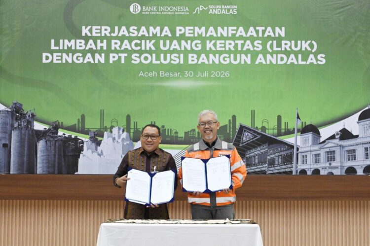 General Manager Solusi Bangun Andalas R Adi Santosa bersama Kepala Perwakilan Bank Indonesia Provinsi Aceh Agus Chusaini menandatangani pelaksanaan kerja sama pemanfaatan limbah racik uang kertas LRUK sebagai bahan bakar alternatif di pabrik Solusi Bangun Analas 30 Juli 2026 KETIKKABARcom General Manager Solusi Bangun Andalas R Adi Santosa bersama Kepala Perwakilan Bank Indonesia Provinsi Aceh Agus Chusaini menandatangani pelaksanaan kerja sama pemanfaatan limbah racik uang kertas LRUK sebagai bahan bakar alternatif di pabrik Solusi Bangun Analas 30 Juli 2026