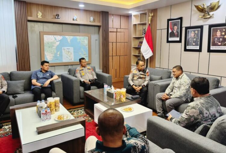 Kapolda Aceh Irjen Pol Ruddi Setiawan SIK SH MH menerima kunjungan silaturahmi Ketua Badan Reintegrasi Aceh BRA di Ruang Kerja Kapolda Aceh Mapolda Aceh Kamis 3072026