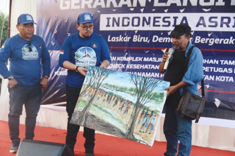 Pelukis Aceh Salaudin menyerahkan sebuah lukisan kepada Plt Ketua DPD Partai Demokrat Aceh Rian Syaf pada peringatan HUT ke25 Partai Demokrat di kawasan Pantai Tibang Banda Aceh Jumat 3172026 FOTOIstimewa KETIKKABARcom Pelukis Aceh Salaudin menyerahkan sebuah lukisan kepada Plt Ketua DPD Partai Demokrat Aceh Rian Syaf pada peringatan HUT ke 25 Partai Demokrat di kawasan Pantai Tibang Banda Aceh Jumat 3172026 FOTOIstimewa