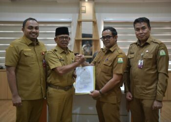 Pemerintah Aceh secara resmi menyerahkan Surat Keputusan (SK) Pelaksana Tugas (Plt) Sekretaris Daerah (Sekda) Aceh kepada Taufik, yang berlangsung secara hybrid pada Senin (24/8/2026).