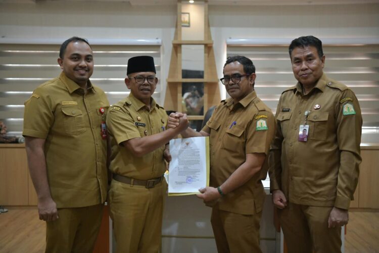 Pemerintah Aceh secara resmi menyerahkan Surat Keputusan SK Pelaksana Tugas Plt Sekretaris Daerah Sekda Aceh kepada Taufik yang berlangsung secara hybrid pada Senin 2482026