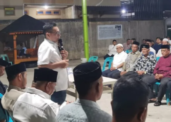 Anggota DPR RI dari Fraksi Partai Demokrat, H.T. Ibrahim saat menyampaikan sambutan saat bersilaturahmi dan berdialog langsung dengan perangkat desa serta masyarakat dari 29 desa di Kecamatan Darussalam dan Kecamatan Ingin Jaya, Kabupaten Aceh Besar.