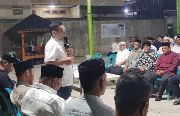 Anggota DPR RI dari Fraksi Partai Demokrat HT Ibrahim saat menyampaikan sambutan saat bersilaturahmi dan berdialog langsung dengan perangkat desa serta masyarakat dari 29 desa di Kecamatan Darussalam dan Kecamatan Ingin Jaya Kabupaten Aceh Besar KETIKKABARcom Anggota DPR RI dari Fraksi Partai Demokrat HT Ibrahim saat menyampaikan sambutan saat bersilaturahmi dan berdialog langsung dengan perangkat desa serta masyarakat dari 29 desa di Kecamatan Darussalam dan Kecamatan Ingin Jaya Kabupaten Aceh Besar