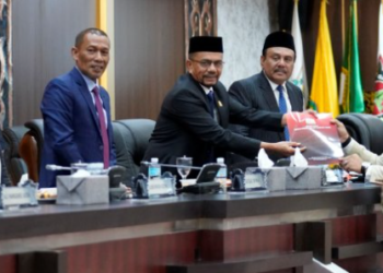 Dewan Perwakilan Rakyat Aceh (DPRA) menggelar Rapat Paripurna Tahun 2026 dengan agenda penyampaian pendapat Badan Anggaran (Banggar) terhadap Rancangan Qanun Aceh tentang Pertanggungjawaban Pelaksanaan Anggaran Pendapatan dan Belanja Aceh (APBA) Tahun Anggaran 2025, Rabu (26/8/2026) malam. (Doc. Humas).