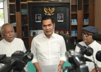 Sekretaris Daerah (Sekda) Aceh, M. Nasir, menggelar konferensi pers di ruang kerjanya, Jumat (7/8), didampingi Juru Bicara Pemerintah Aceh, T. Kamaruzzaman dan Nurlis Effendi.
