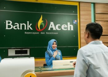 Petugas teller Bank Aceh Syariah sedang melayani nasabah. FOTO/Dok Bank Aceh