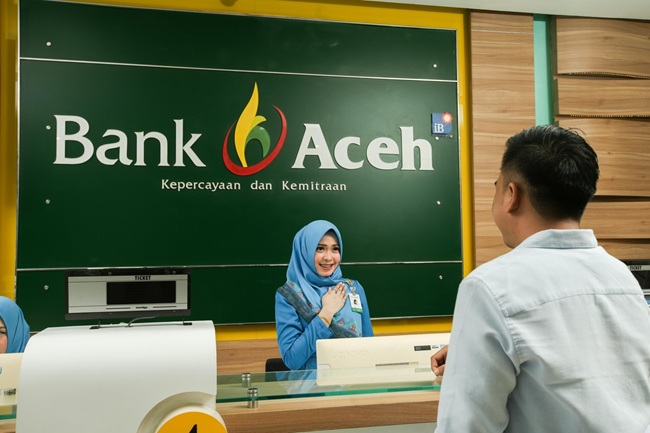 Petugas teller Bank Aceh Syariah sedang melayani nasabah FOTODok Bank Aceh KETIKKABARcom Petugas teller Bank Aceh Syariah sedang melayani nasabah FOTODok Bank Aceh