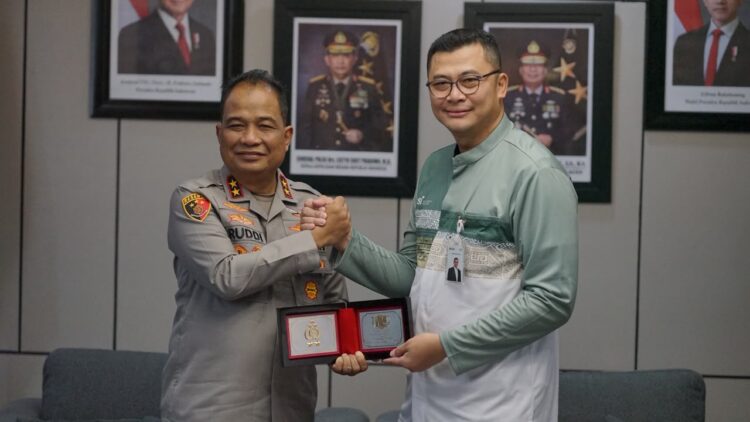 Kapolda Aceh Irjen Pol Ruddi Setiawan SIK SH MH menerima kunjungan silaturahmi Regional CEO PT Bank Syariah Indonesia BSI Regional Office Aceh beserta jajaran di Ruang Kerja Kapolda Aceh Mapolda Aceh pada Jumat 3172026 KETIKKABARcom Kapolda Aceh Irjen Pol Ruddi Setiawan SIK SH MH menerima kunjungan silaturahmi Regional CEO PT Bank Syariah Indonesia BSI Regional Office Aceh beserta jajaran di Ruang Kerja Kapolda Aceh Mapolda Aceh pada Jumat 3172026