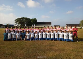 Foto bersama tim Pemkab Aceh Besar kostum putih merah dan tim Pemko Sabang kostum putih biru di Lapangan Sabang Marauke Kota Sabang Sabtu 182026 sore FOTO MC ACEH BESAR