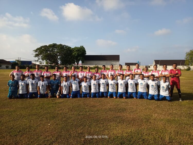 Foto bersama tim Pemkab Aceh Besar kostum putihmerah dan tim Pemko Sabang kostum putihbiru di Lapangan Sabang Marauke Kota Sabang Sabtu 182026 sore FOTO MC ACEH BESAR KETIKKABARcom Foto bersama tim Pemkab Aceh Besar kostum putih merah dan tim Pemko Sabang kostum putih biru di Lapangan Sabang Marauke Kota Sabang Sabtu 182026 sore FOTO MC ACEH BESAR