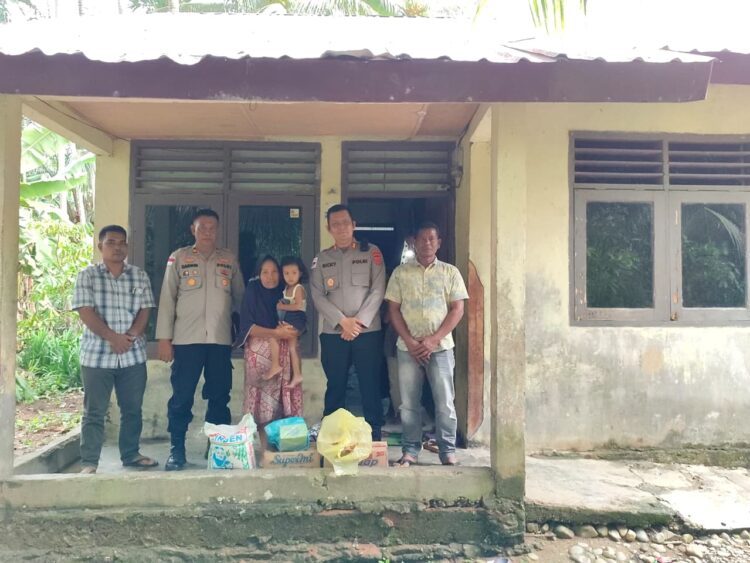 Kapolres Aceh Selatan AKBP T Ricki Fadlianshah saat melaksanakan kunjungan kerja ke Desa Krueng Batu Kecamatan Kluet Utara Kabupaten Aceh Selatan pada Senin 382026 KETIKKABARcom Kapolres Aceh Selatan AKBP T Ricki Fadlianshah saat melaksanakan kunjungan kerja ke Desa Krueng Batu Kecamatan Kluet Utara Kabupaten Aceh Selatan pada Senin 382026