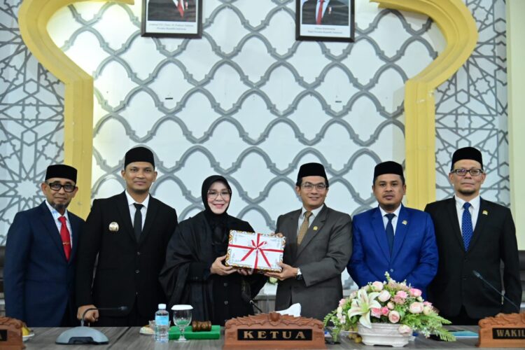 DPRK Banda Aceh secara resmi menerima dokumen Rancangan Kebijakan Umum Anggaran serta Prioritas dan Plafon Anggaran Sementara RKUAPPAS Anggaran Pendapatan dan Belanja Kota APBK Tahun Anggaran 2027 dari Pemerintah Kota Banda Aceh KETIKKABARcom DPRK Banda Aceh secara resmi menerima dokumen Rancangan Kebijakan Umum Anggaran serta Prioritas dan Plafon Anggaran Sementara R KUA PPAS Anggaran Pendapatan dan Belanja Kota APBK Tahun Anggaran 2027 dari Pemerintah Kota Banda Aceh
