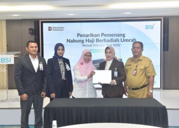 SEVP Funding and Transaction BSI Ida Triana Widowati (dua dari kanan), perwakilan Kementerian Sosial RI Sunniyah (tengah), Dinas Sosial Provinsi DKI Jakarta Rudy Syahrul (kanan), SVP Retail Deposit Group Dien Lukita Purnamasari (dua dari kiri) di Kantor Pusat BSI Jakarta.