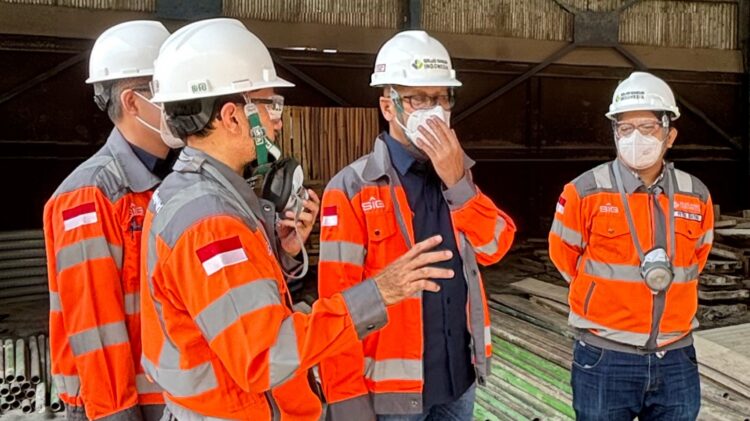 Direktur Utama SIG Indrieffouny Indra kedua dari kanan memimpin koordinasi lapangan di Pabrik Lhoknga untuk memastikan ketersediaan pasokan semen di Aceh KETIKKABARcom Direktur Utama SIG Indrieffouny Indra kedua dari kanan memimpin koordinasi lapangan di Pabrik Lhoknga untuk memastikan ketersediaan pasokan semen di Aceh