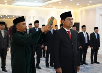 Menteri Agama RI, Prof. KH. Nasaruddin Umar, melantik dan mengambil sumpah Prof. Mujiburrahman sebagai Rektor UIN Ar-Raniry Banda Aceh periode 2026–2030 di Operation Room Kementerian Agama, Jakarta, Kamis (6/8/2026). FOTO/Istimewa