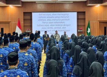 Sebanyak 228 CPNS resmi diangkat menjadi PNS di lingkungan Pemerintah Aceh dalam prosesi pengambilan sumpah dan penyerahan SK di Gedung Serbaguna Setda Aceh, Banda Aceh, Kamis (6/8/2026). FOTO/Humas Aceh