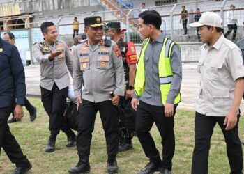 Kapolda Aceh Irjen Pol. Rudi Setiawan, S.I.K., S.H., M.H., mendampingi Wakil Presiden Republik Indonesia, Gibran Rakabuming Raka dalam kunjungan kerja ke Desa Kendawi, Kecamatan Dabun Gelang, Kabupaten Gayo Lues, Aceh, pada Kamis (6/8/2026).