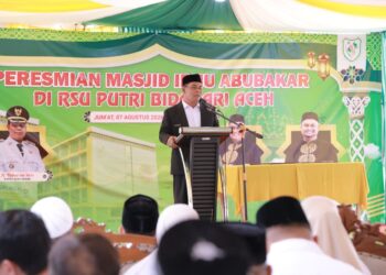Bupati Aceh Besar H. Muharram Idris memberikan sambutan pada peresmian Masjid Ibnu Abu Bakar yang berada di lingkungan RSU Putri Bidadari Aceh, Kecamatan Darul Imarah, Kabupaten Aceh Besar, Jumat (7/8/2026). FOTO/ PROKOPIM ACEH BESAR