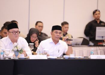 Bupati Aceh Besar H Muharram Idris (Syech Muharram) memberikan argumen saat menghadiri FGD Percepatan Rehabilitasi dan Rekonstruksi Pascabencana Alam Provinsi Aceh Tahun 2026, di Hermes Palace Hotel Banda Aceh, Jumat (7/8/2026). FOTO/ PROKOPIM PEMKAB ACEH BESAR