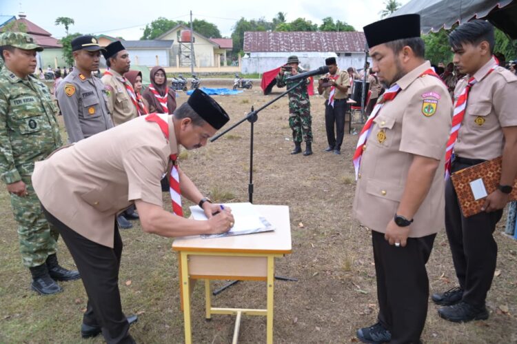 Ketua Kwarcab Pramuka Aceh Besar Muhammad Iswanto SSTP MM membuka Kema Bersama dan Pelantikan Pengurus Majelis Pembimbing Ranting di Lapangan Bola Kaki Bueng Cala Kecamatan Kuta Baro Aceh Besar Jumat 7082026 FOTOMC ACEH BESAR