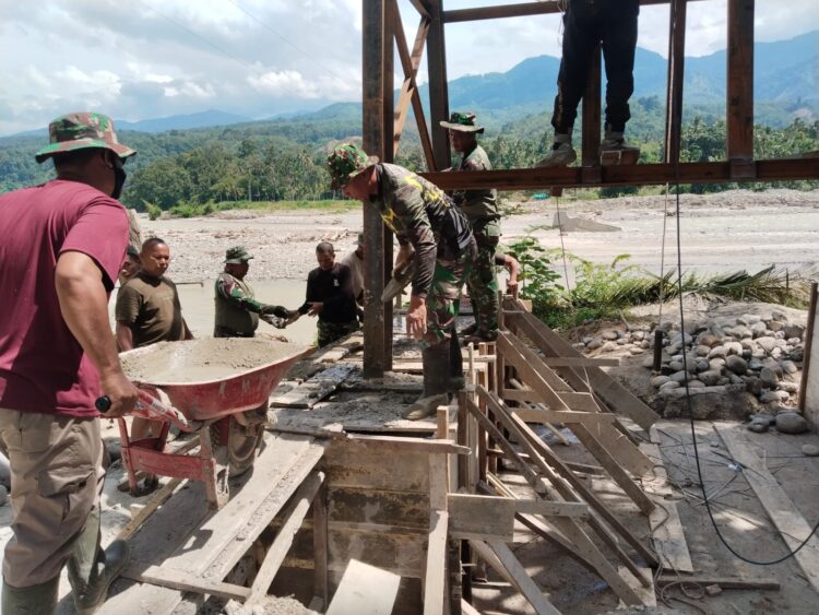 Jajaran Babinsa Kodim 0108Aceh Tenggara bersama warga setempat bahumembahu mempercepat proses pembangunan Jembatan Gantung Perintis di Desa Lawe Ger Ger Kecamatan Ketambe Minggu 982026 KETIKKABARcom Jajaran Babinsa Kodim 0108Aceh Tenggara bersama warga setempat bahu membahu mempercepat proses pembangunan Jembatan Gantung Perintis di Desa Lawe Ger Ger Kecamatan Ketambe Minggu 982026